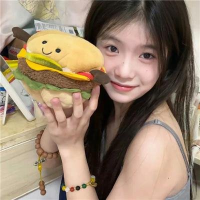 微光下的蓝色男孩